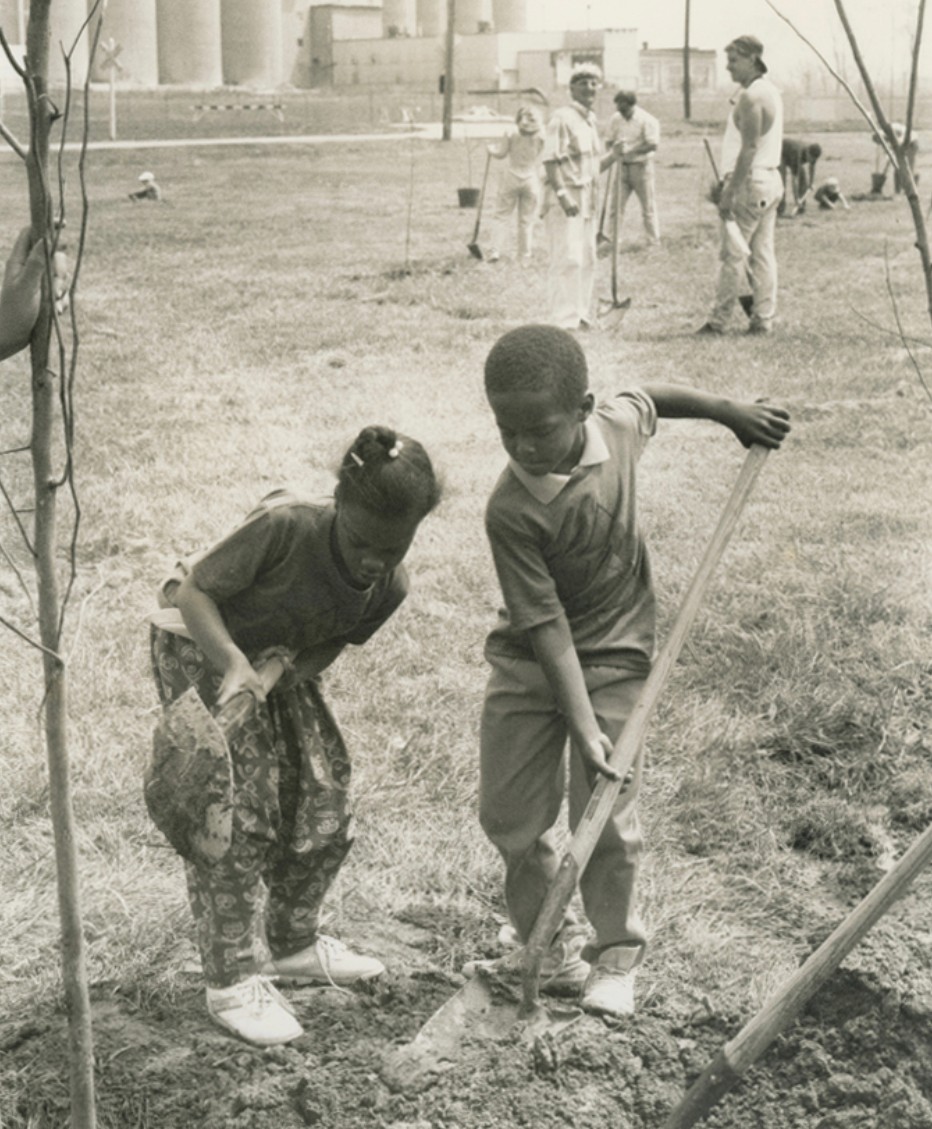 ForestReLeaf's tweet photo. #FromtheArchives - Skip Kincaid, one of Forest ReLeaf's founders, uncovered this photo from our first #tree planting on #EarthDay 1990! Any other St. Louisans remember attending? #plantmoretrees #moreleaf #stl #stlouis https://t.co/hqhK96AGYf