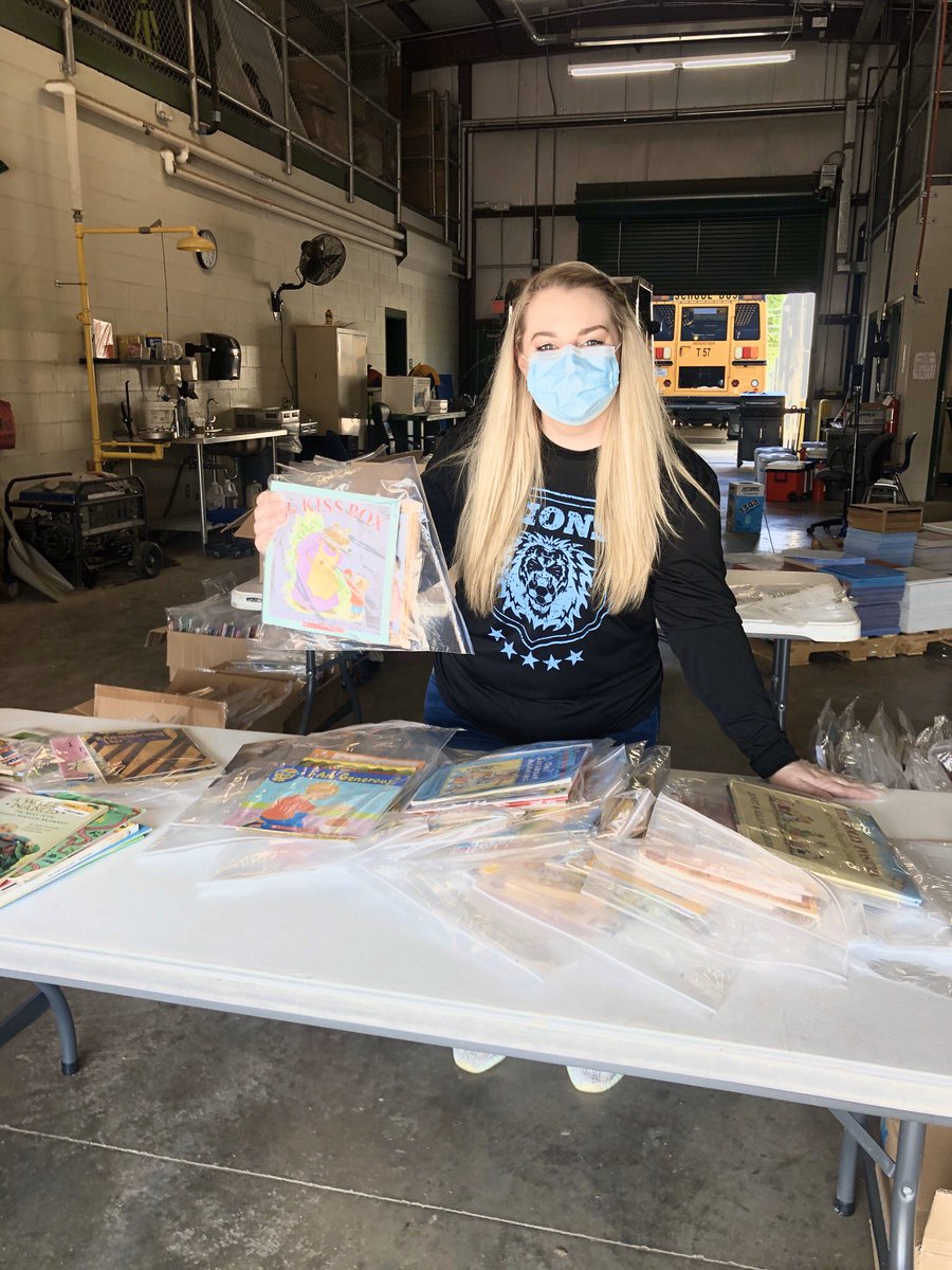 CamilleProffer's tweet photo. Collaborating with the @CastleberryISD library &amp; food service team this week to deliver meals and suprise book bags for our students, huge success! 
🍎📚💙🦁
#allmeansall4CISD
@heatherlamb08
@lsmccrary
#TeachersCan 
#LibrariesFromHome https://t.co/MVnqJDqua5