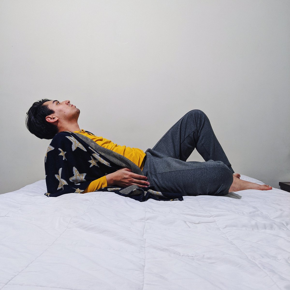 DoblePersona's tweet photo. Acá, haciendo fotos raras porque es importante diversificarse (y porque era un intento bastante mediocre de cumplir el challenge de #poseathome de la Coco). https://t.co/NR1nilfTus