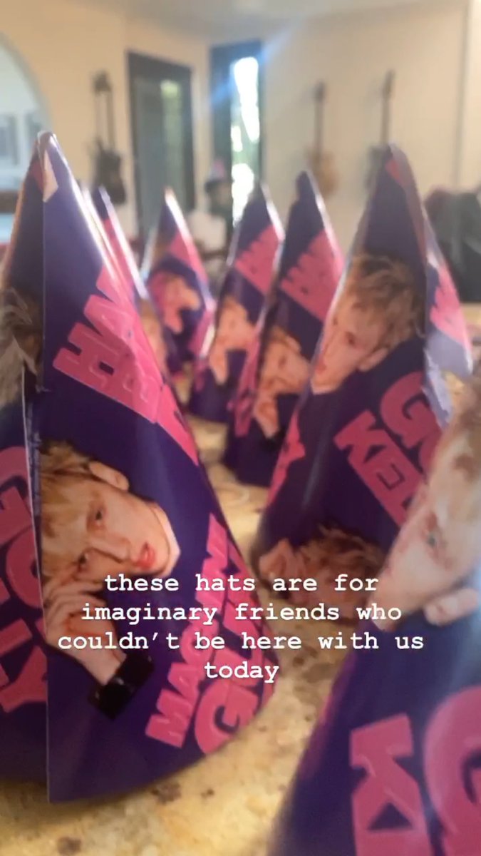 lyla19xx's tweet photo. Petition for @machinegunkelly to make birthday wrapping paper with this design on them 💘🎉😂 #HAPPY30THBDAYMGK https://t.co/pTtQKiPlG3