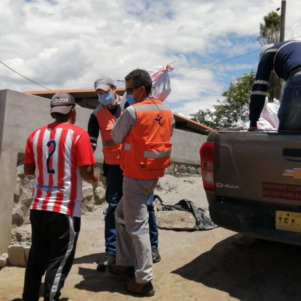📍#EcuadorSolidario 👍 Visitamos las comunidades: Armas Tola, Las Mercedes, Tapiapamba, San Vicente, El Puente y San Antonio. Llevamos kits de alimentos con productos cultivados en #SiembraEP para compartir con familias que necesitan en estos difíciles momentos. #NosCuidamosTodos