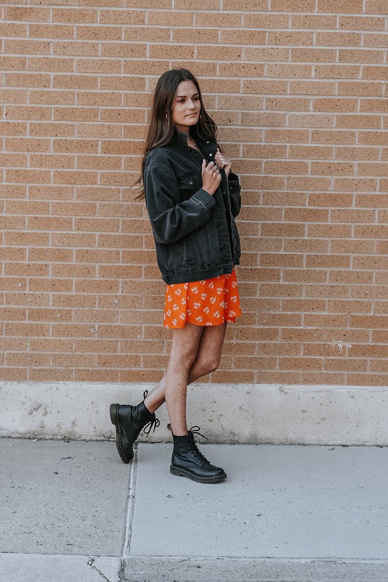 dakotabird0's tweet photo. Okay y’all this is my cute baby sis! She was suppose to graduate this year. I’m going to drop my Venmo for y’all to send her a little congrats! Nothing much but I think she deserves a little something for all her hard work! 😊.         
Venmo: Dakota-Bird https://t.co/5Loj8fFe1H