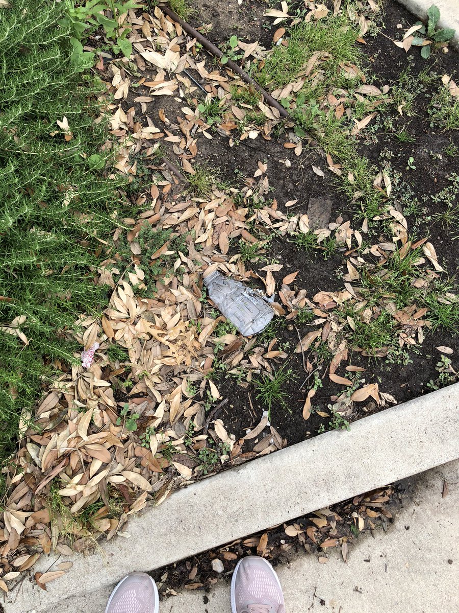 mattilea33's tweet photo. Continuing my yearly tradition of picking up trash I see during my run on #EarthDay 🌎 💪 #30thaustinmarathon @austinmarathon #size11 https://t.co/mYmuz8JymW