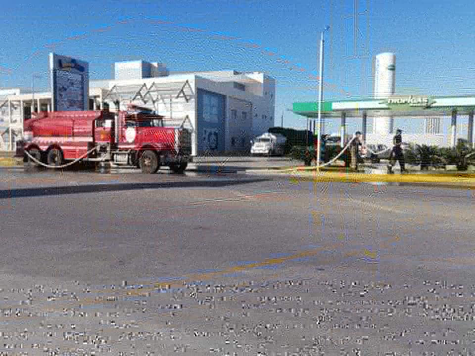 AyuntamientoVPC's tweet photo. El Alcalde Manolito  puso en marcha un gran operativo de desinfección de espacios públicos, área para venta de comida, estaciones de combustibles, farmacias y otras áreas. 

Vamos a intensificar las acciones en un amplio operativo de limpieza y desinfeccion.

#CoronavirusRD https://t.co/PvtPn1vEwn