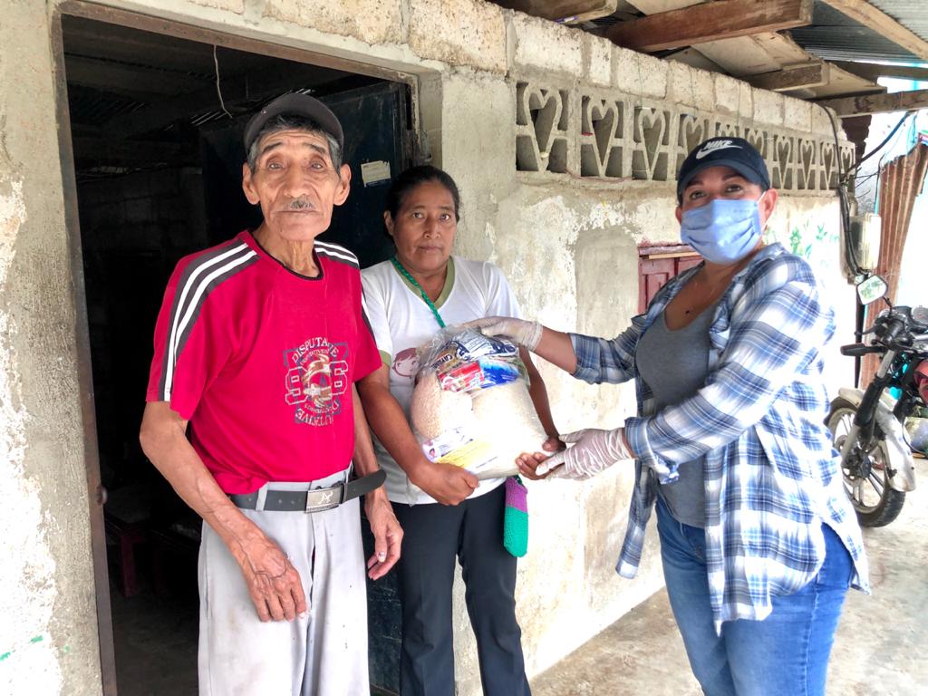 PrefecLosRios's tweet photo. Estas ayudas humanitarias benefician en gran manera a las familias más necesitadas de esta localidad rural.
#QuédateEnCasa #LosRíosPuedeMás #PrefecturadeLosRíos https://t.co/nNmRDXBAhf