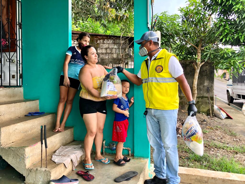PrefecLosRios's tweet photo. Estas ayudas humanitarias benefician en gran manera a las familias más necesitadas de esta localidad rural.
#QuédateEnCasa #LosRíosPuedeMás #PrefecturadeLosRíos https://t.co/nNmRDXBAhf