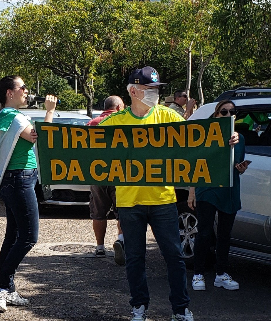 ViuvasDoRoger's tweet photo. @HeinNestor Muito bem, Doutor Hein!
Mas seria interessante um posicionamento oficial do clube sobre a conduta e compromisso com a democracia, pois preocupa ver dirigente do Consular partilhando da mesma ideologia do rapaz em questão. Não são fotos do mesmo dia, mas veja o boné da 2ª imagem. https://t.co/EzEJQouoyA