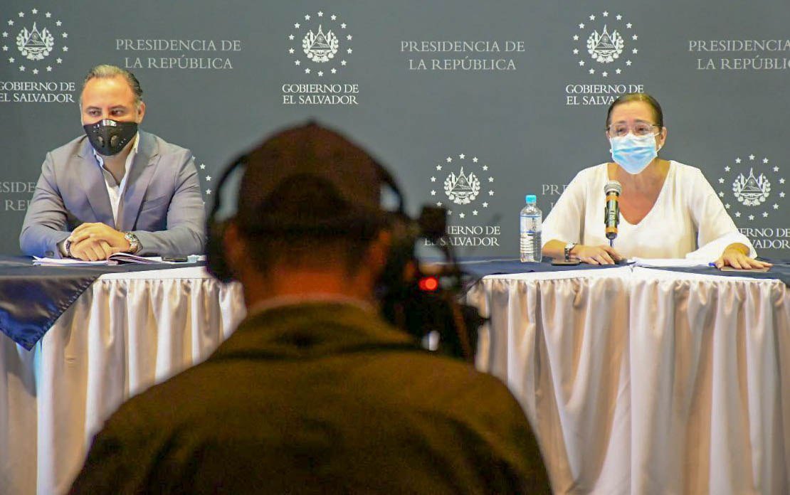 SecPrensaSV's tweet photo. #Ahora ||
La titular de @cancilleriasv, @CancillerAleHT, el secretario jurídico de la @PresidenciaSV, @CONANCASTRO2, y el director de @migracion_sv, @R_Cucalon, informan a la prensa sobre la vuelta a casa de salvadoreños que se encontraban fuera del país por diversas situaciones. https://t.co/AwlYdjecE6