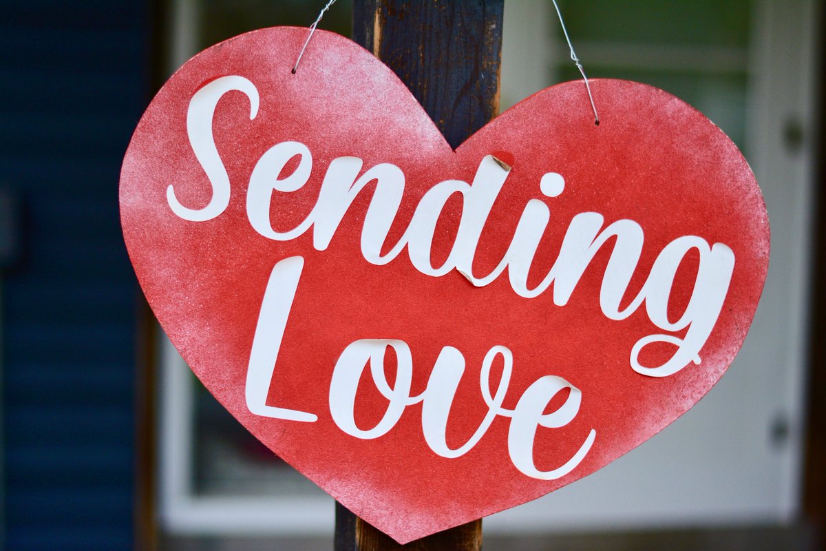 BeckStreetHouse's tweet photo. Our town is filled with these red hearts and we just love them. A local couple is making them and giving them away for free to lift our town’s spirit. Whether you’re an essential worker, working from home, or current laid off, we’re sending love from #TheBeckStreetHouse. ❤️ https://t.co/wcIlPiEwO2