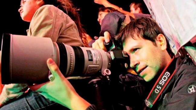 Cooperativa's tweet photo. Carlos Müller: PDI allana domicilio de fotógrafo denunciado por acoso sexual a menores https://t.co/2pqtgyCQGr https://t.co/ZiloIhinCa