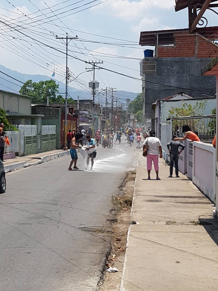 milagrospazf's tweet photo. Tres días que van de esta semana, y en estado Sucre se registran dos incidentes similares por falta de gasolina y comida.El lunes fue en Araya, hoy es Cumanacoa, la gente ya no aguanta más miseria y desabastecimiento.Los responsables de esta grave crisis tienen nombre y apellido. https://t.co/zKcb0LM3BZ