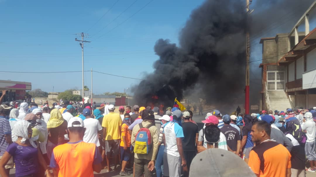milagrospazf's tweet photo. Tres días que van de esta semana, y en estado Sucre se registran dos incidentes similares por falta de gasolina y comida.El lunes fue en Araya, hoy es Cumanacoa, la gente ya no aguanta más miseria y desabastecimiento.Los responsables de esta grave crisis tienen nombre y apellido. https://t.co/zKcb0LM3BZ