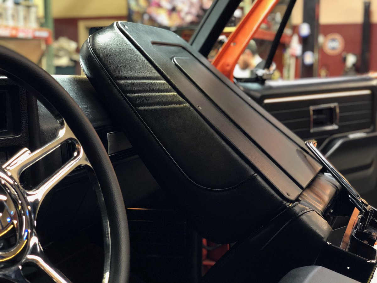 KeystonBros's tweet photo. Gorgeous use of Partners leather and vinyl matching, exclusively from #KeystonBros. Great work by @sewcalrods!
#autorestoration #autoupholstery #leatherupholstery #leatherseating #Custominterior #Customauto https://t.co/fJRBNQ6uIP
