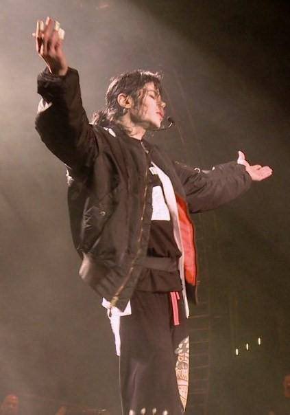 During Michaels last rehearsal/ the morning of his death hes wearing sweats and a winter coat...in the summer in LA...while performing in front of the largerst 3D LED screen under thousands of lights .  (nobody thought tbat was strange?)