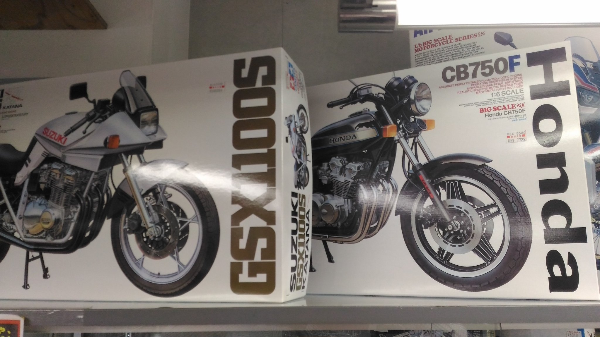 ホビーショップノダヤ ビッグスケールバイク 1 6スケールバイクプラモデル その大きさは迫力が違います 各パーツの作り込みもよく パーツをください組上げる度に 喜びが溢れます タンクをのせる前の 真上からのビューは愛車をメンテしているかの様な