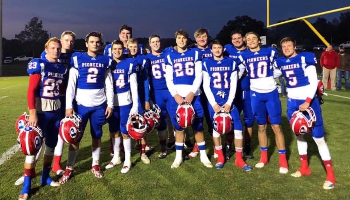 GabrielEstay72's tweet photo. Great memories with these guys in blue since 3rd grade. Brothers forever. PA 🏈 https://t.co/CqshsWxq9C