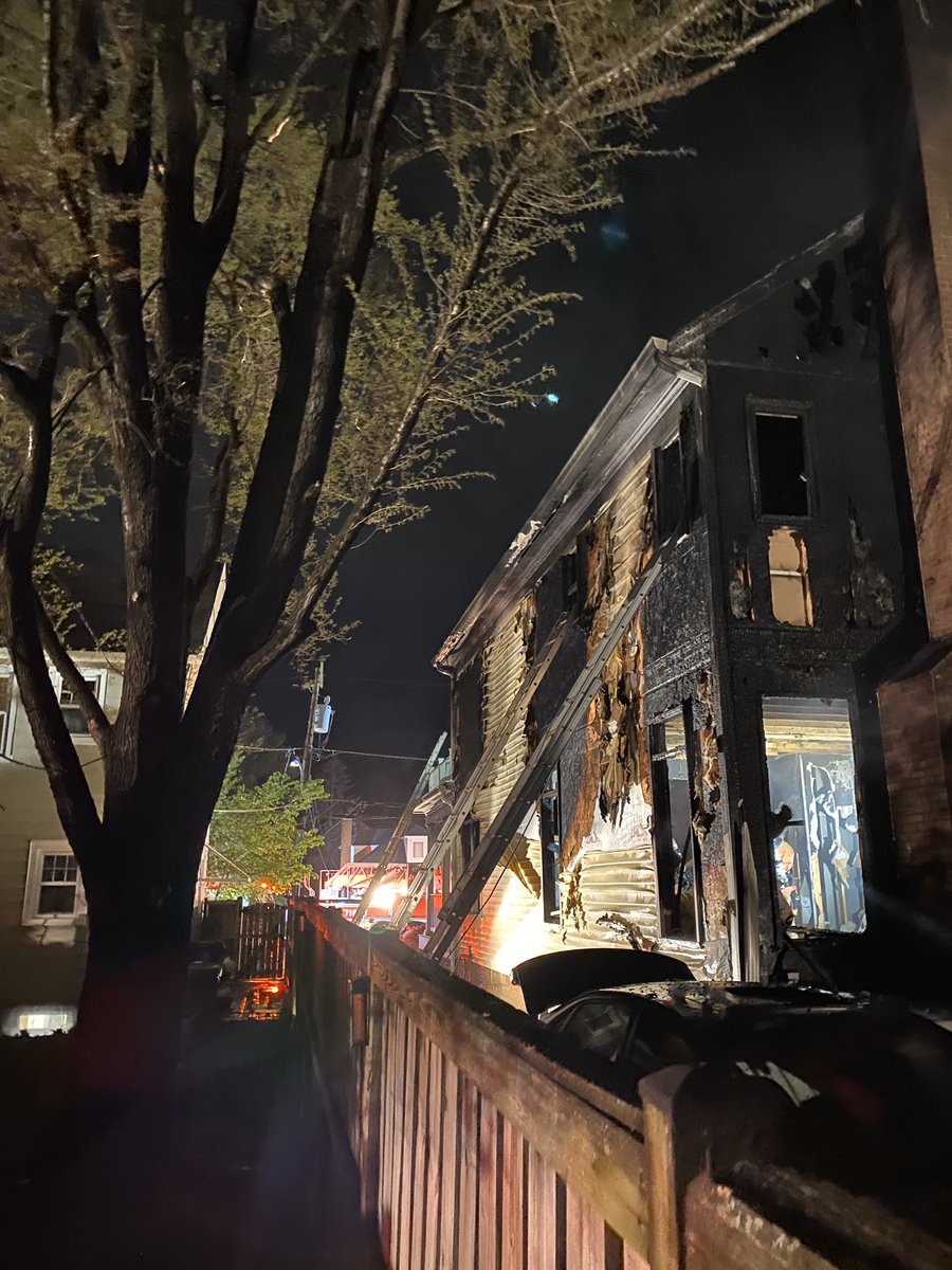 mcfrsPIO's tweet photo. ~1145p 3600blk Farragut Av near Lexington St, Kensington, 2-sty single-family house, FFs arrived w/ heavy fire conditions, everybody got out, https://t.co/AMOGBor2Uo