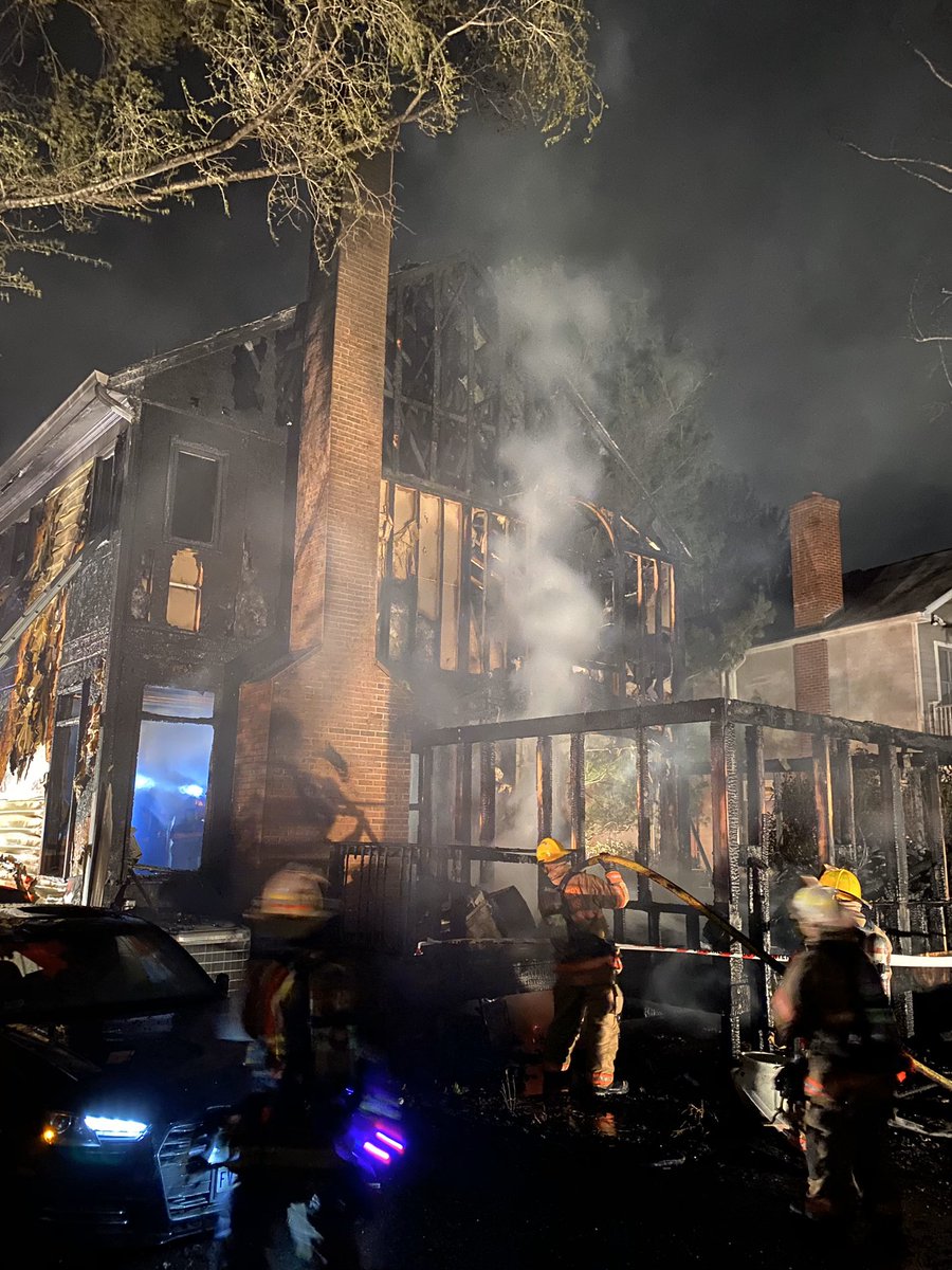 mcfrsPIO's tweet photo. ~1145p 3600blk Farragut Av near Lexington St, Kensington, 2-sty single-family house, FFs arrived w/ heavy fire conditions, everybody got out, https://t.co/AMOGBor2Uo