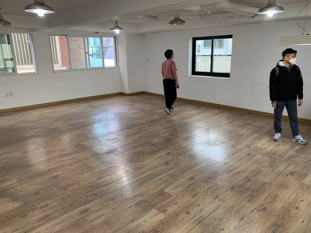 우리만화연대 만화발전소가 합정동에서 홍대입구로 이사했습니다. 홍대입구역 1번출구에서 걸어서 1분40초. 코로나를 이겨내고 새롭게 5월2일부터 2분기 오픈합니다.