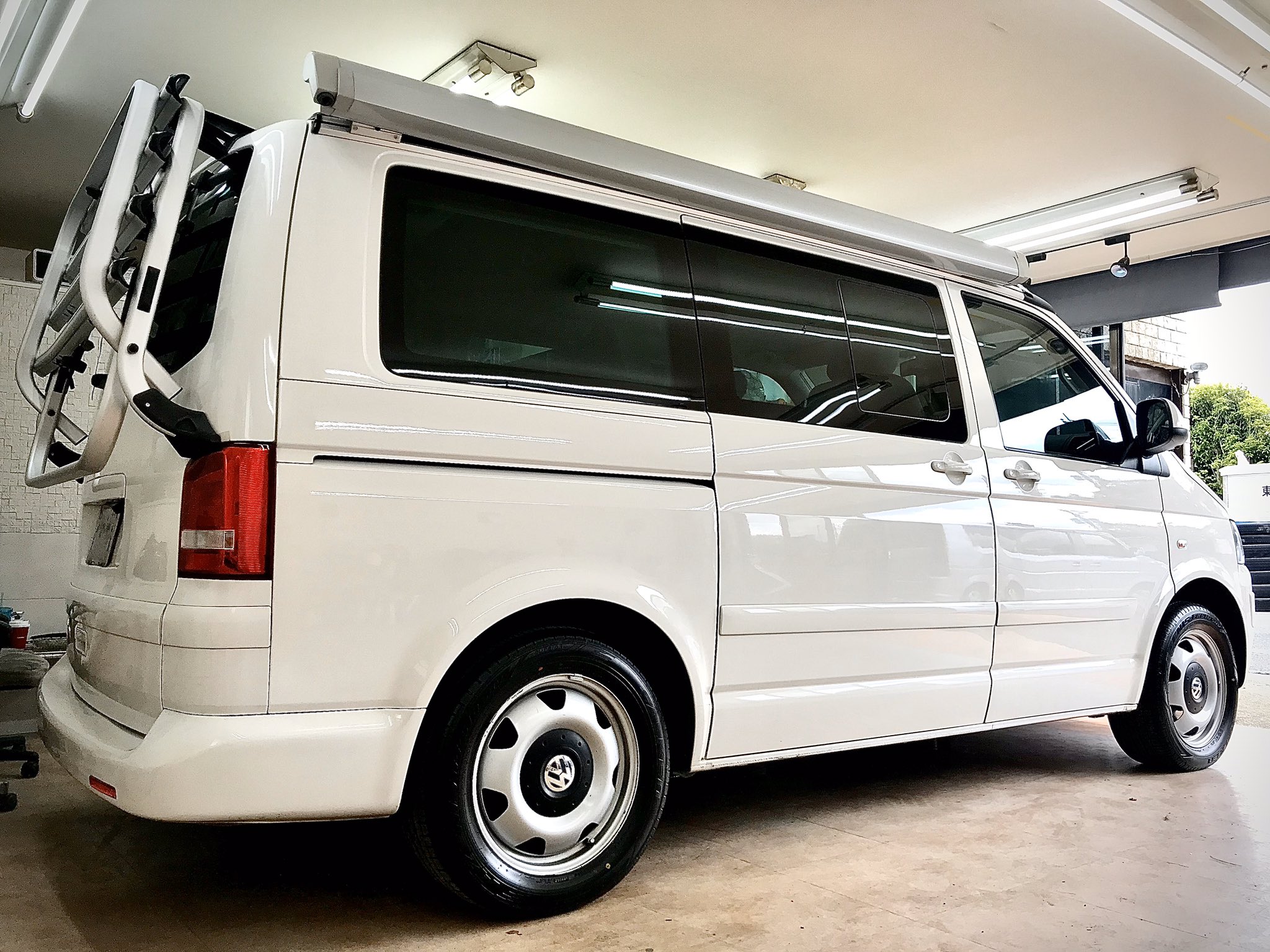 あんちゃん 続いてフォルクスワーゲンt5カルフォルニアの中古車納車用洗車ワックス仕上げ 室内クリーニング ボディ廻り傷取りポリッシュ磨き作業が完了 フォルクスワーゲンt5カルフォルニア 室内クリーニング ボディポリッシュ磨き作業