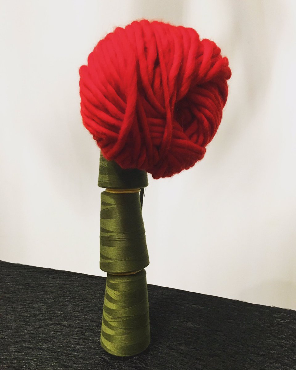 taisbages's tweet photo. 🌹 La rosa d’aquest #santjordiconfinat. 
Bona diada a tothom! 🐉🌹📖
#SantJordiaCasa #santjordi #santjordi2020 #joemquedoacasa #rosahandmade #diy https://t.co/sdl5RrY84r