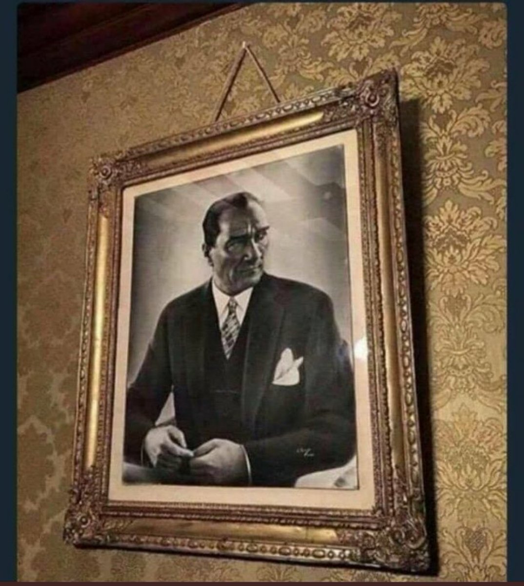 "Sen çivisi çıkmış bu dünyada,
duvara asılan en güzel fotoğrafsın..”
#23NisanKutluOlsun