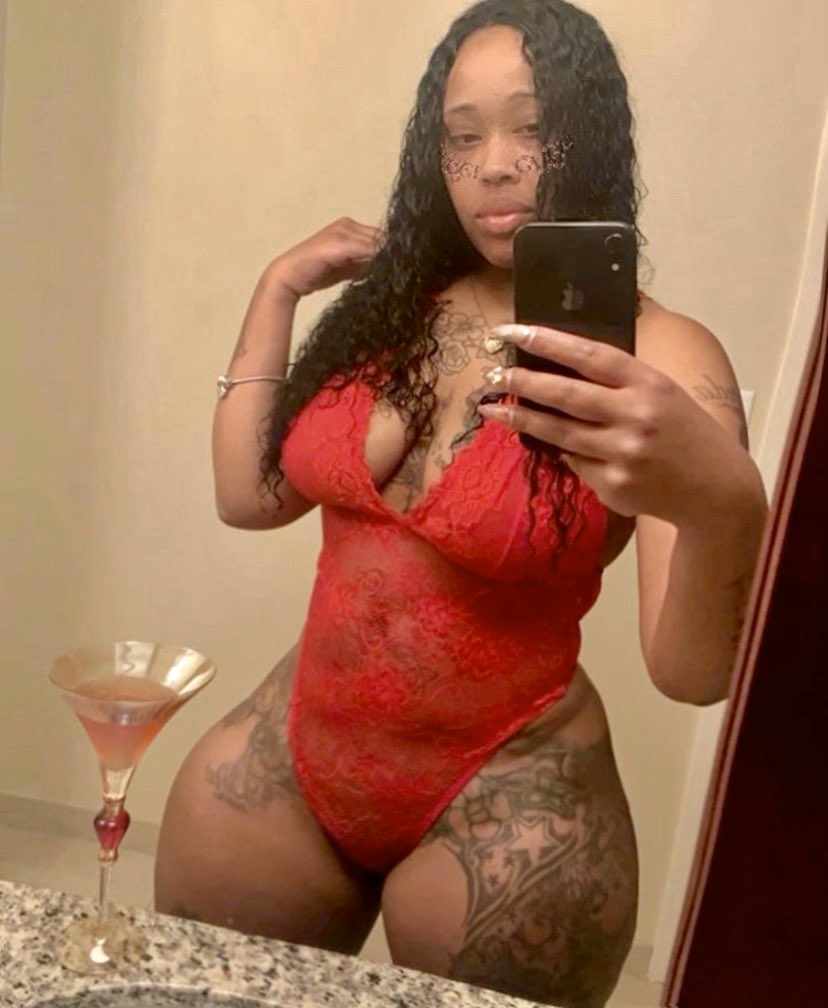 SexyStallion9's tweet photo. Wine Down Wednesday 🍷✨ #quarantineandchill #quarantinebae😍 #myfavoritecolorred🔴❤️️ #iloveithere❤️ #realcornbreadfed #naturalthick🍑#Countrygirl https://t.co/qFPMUA0HzQ
