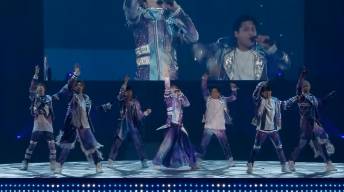 Watching Nawest for the first time! I'll try and keep things to a thread and not tweet every 5 seconds. I want to start by saying though I love the immediate energy blast of this concert AND these outfits. They sure do sparkle~