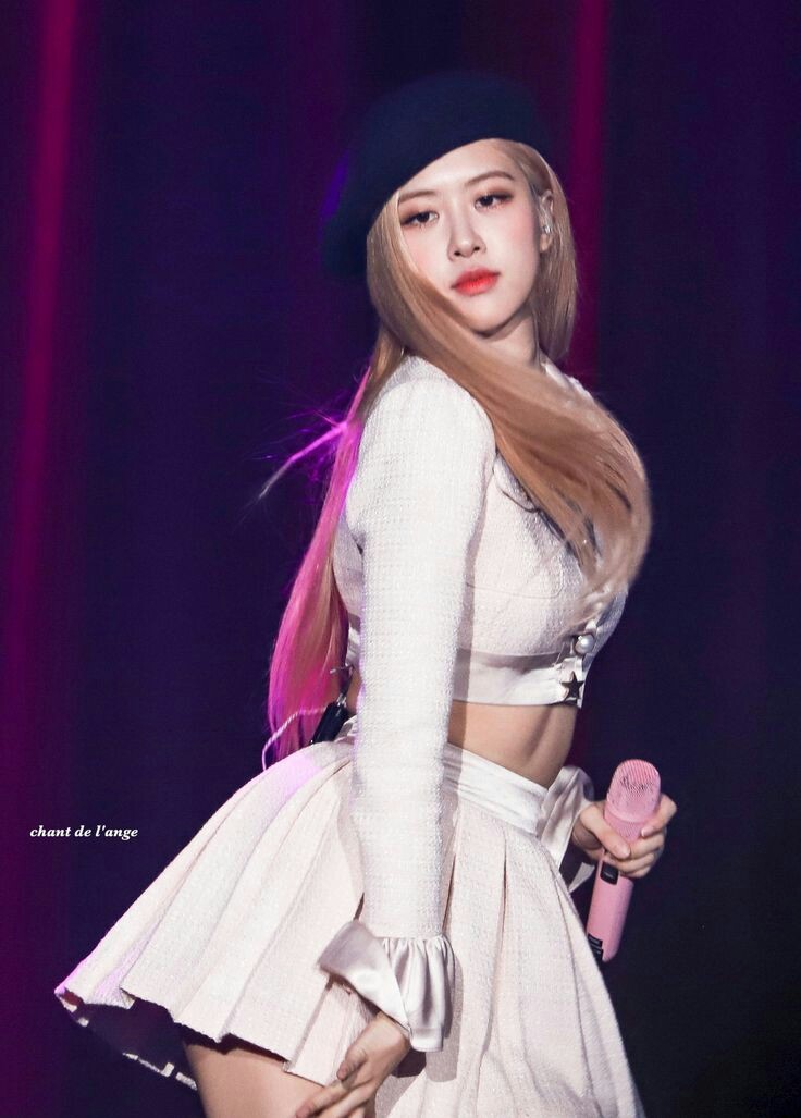 Roses stage. Rose BLACKPINK. BLACKPINK on Stage. Розэ из Блэк Пинк. BLACKPINK Rose outfits.