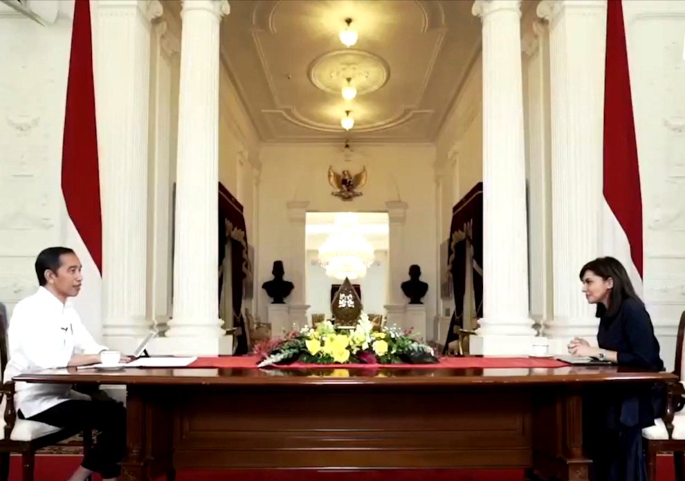 Berkali2 salfok. Apakah ini yang namanya istana negara? Kabarnya dibangun tahun 1873-1879, resminya dinamakan Paleis van de Gouverneur Generaal. 

Kata wikipedia, Gubernur-Jendral pertama yg menempati Johan Wilhelm van Lansberge. Mungkinkah arwah kolonial masih kerasan di sana?