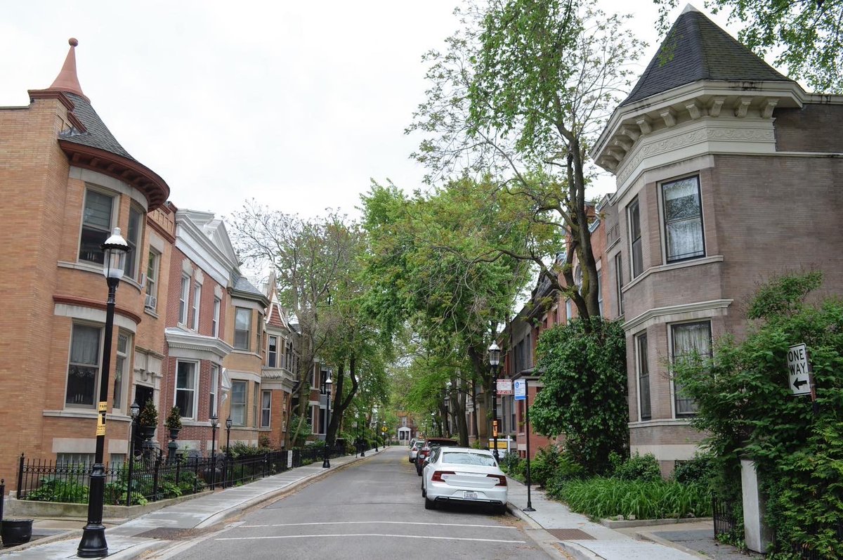 To quote  @bobvbh, “Alta Vista Terrace defines houses touching houses.” Inspired by a trip to London, developer Samuel Gross built this block of 40 row houses of various architectural styles in 1904 w/one side mirroring the other. In 1971 it became Chicago’s 1st historic district.