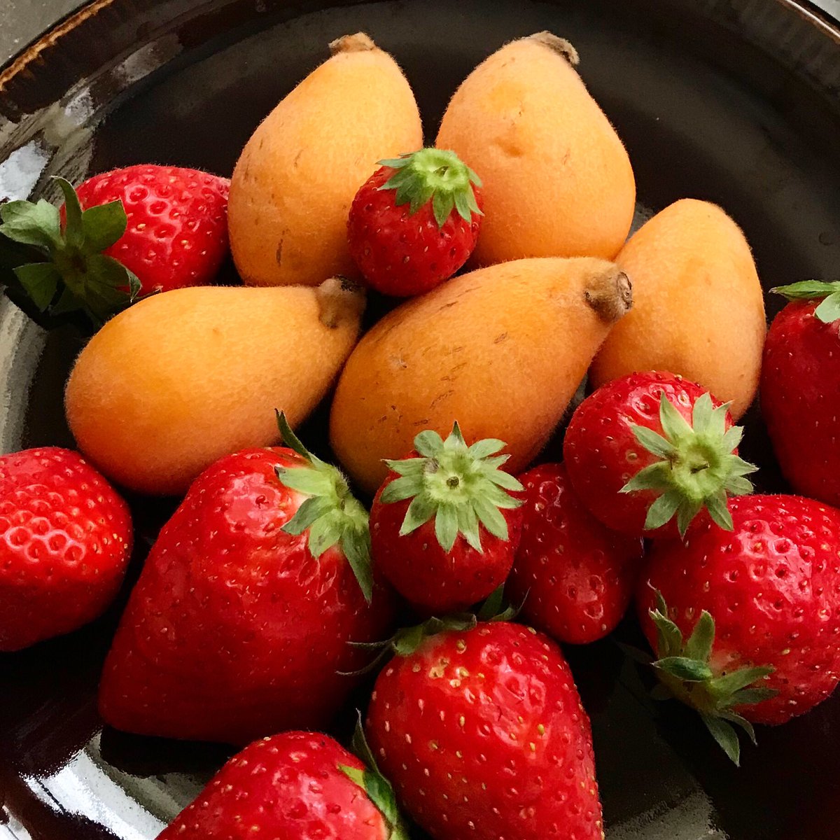 liliena7's tweet photo. 朝ごはん🍓❣️

朝イチで電気屋さんが来られなくなるというトラブル発生😭💦
気を取り��してアタシ
大切な1日を爽やかに過ごすために
ビタミン補給🍓🍓🍓
琵琶には、喉や肺などの呼吸器系を守るベータカロテンがたっぷり含まれているのでコロナ対策にも👌🏻💕 https://t.co/cowhqO7cXq