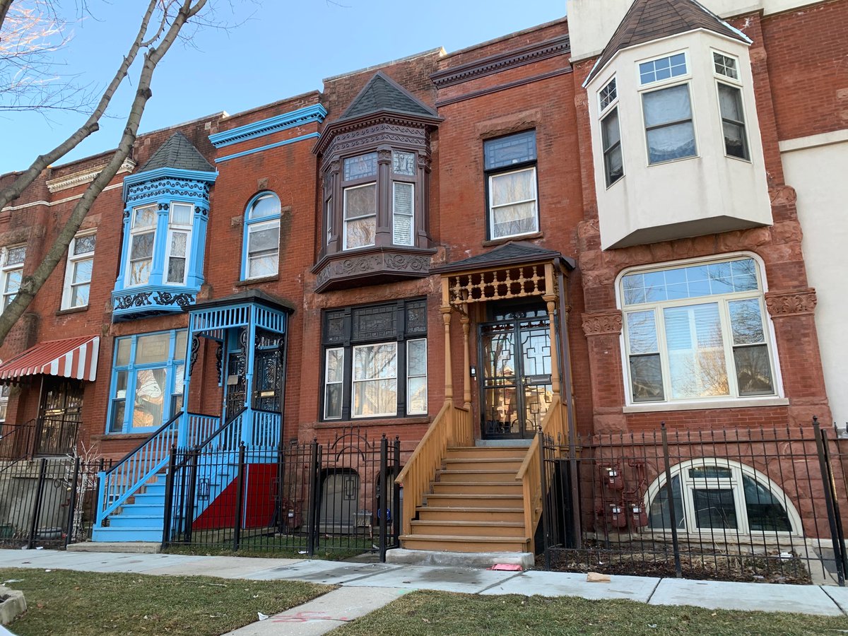 I’m ending this thread with 4 more random examples of “houses touching houses”: McCormick Row Houses (1884-89), which I still can’t believe DePaul wanted to tear down; Onahan Row Houses (1870s) in Little Italy; 1880s row homes in East Garfield Park; & 1896 row house in La Grange.