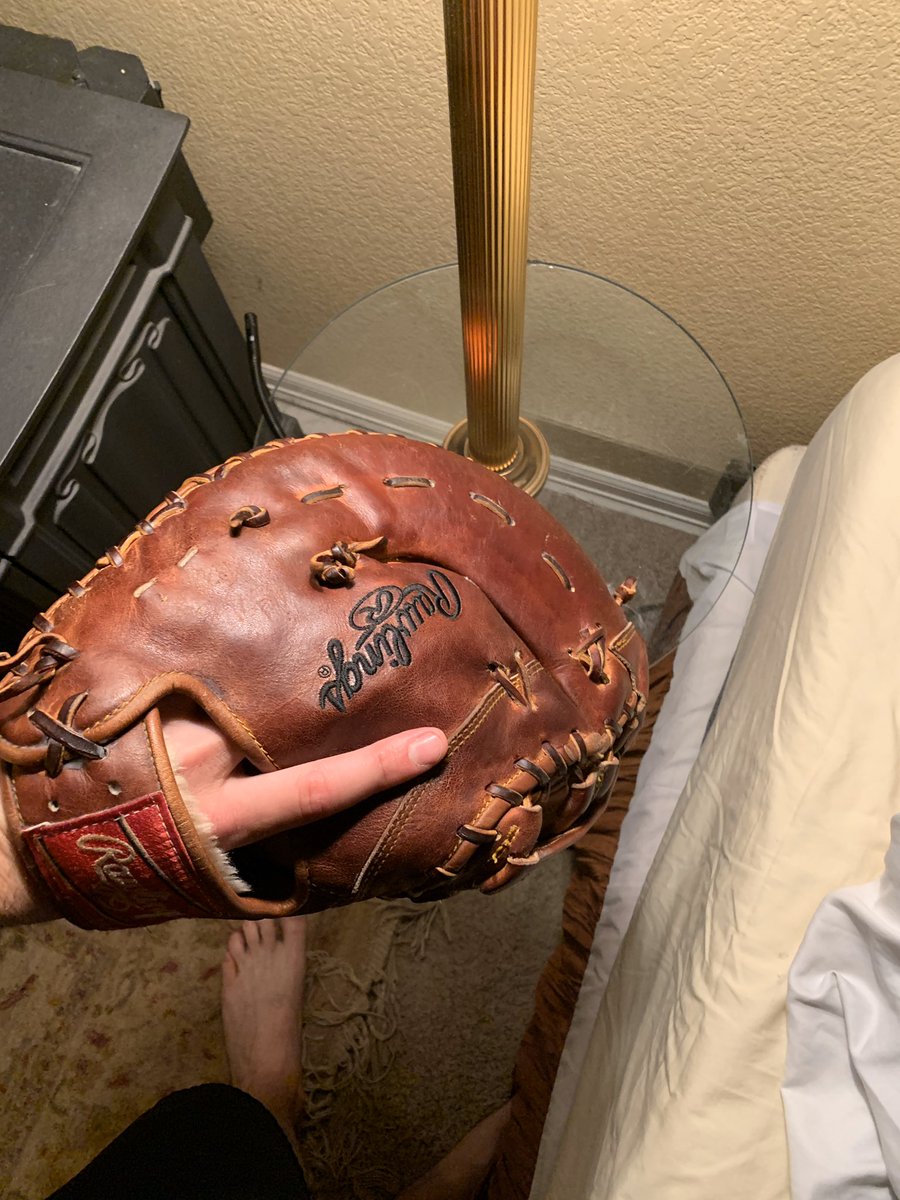 LionDriveTMIC's tweet photo. You have to love it when you get new laces and a great conditioning job. #rawlingsglove #liondrivebaseball #tmic #OldiesButGoodies https://t.co/6IIW8zdgAH