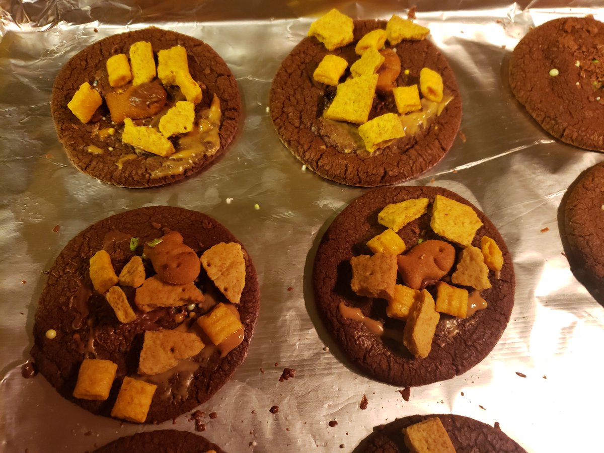 melooza1's tweet photo. #fictionkitchen mini made chocolate w/peanutbutter, honey bun goldfish, Graham crackers and captain crunch https://t.co/eOEktRkmDl