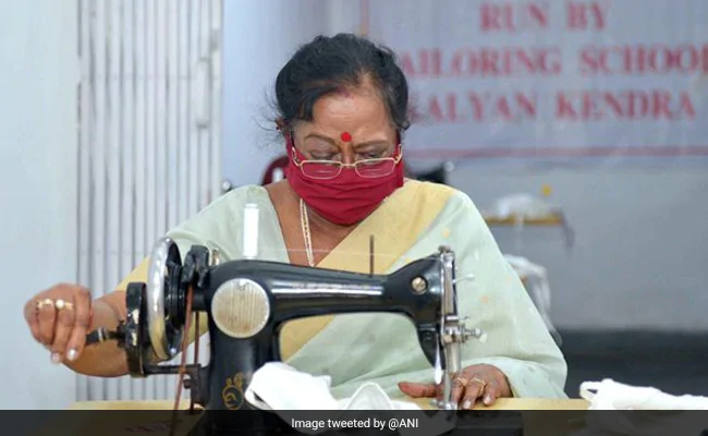 ndtv's tweet photo. President Ram Nath Kovind's wife stitches masks for shelter homes https://t.co/zKsWYsHF4f https://t.co/gnqDLk6OOI