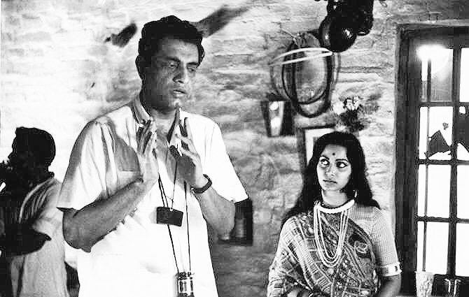 FilmHistoryPic's tweet photo. Tribute to SATYAJIT RAY on the anniversary of his passing.

Here with Soumitra Chatterjee &amp; Sharmila Tagore on the sets of ‘Aranyer Din Ratri’ &amp; with Waheeda Rehman during ‘Abhijan’ https://t.co/Q6IwAw8mnO