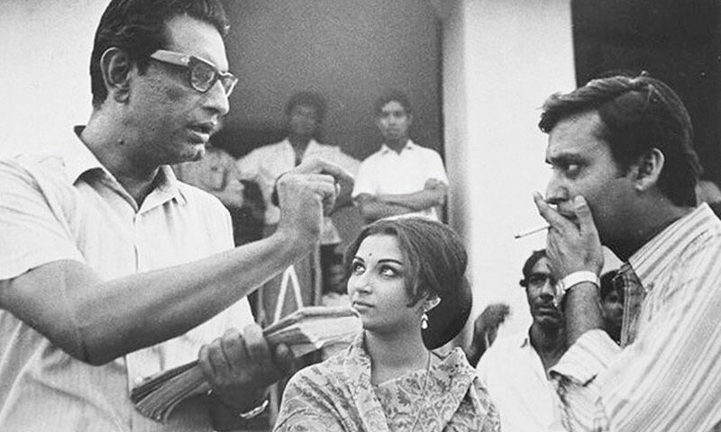 FilmHistoryPic's tweet photo. Tribute to SATYAJIT RAY on the anniversary of his passing.

Here with Soumitra Chatterjee &amp; Sharmila Tagore on the sets of ‘Aranyer Din Ratri’ &amp; with Waheeda Rehman during ‘Abhijan’ https://t.co/Q6IwAw8mnO