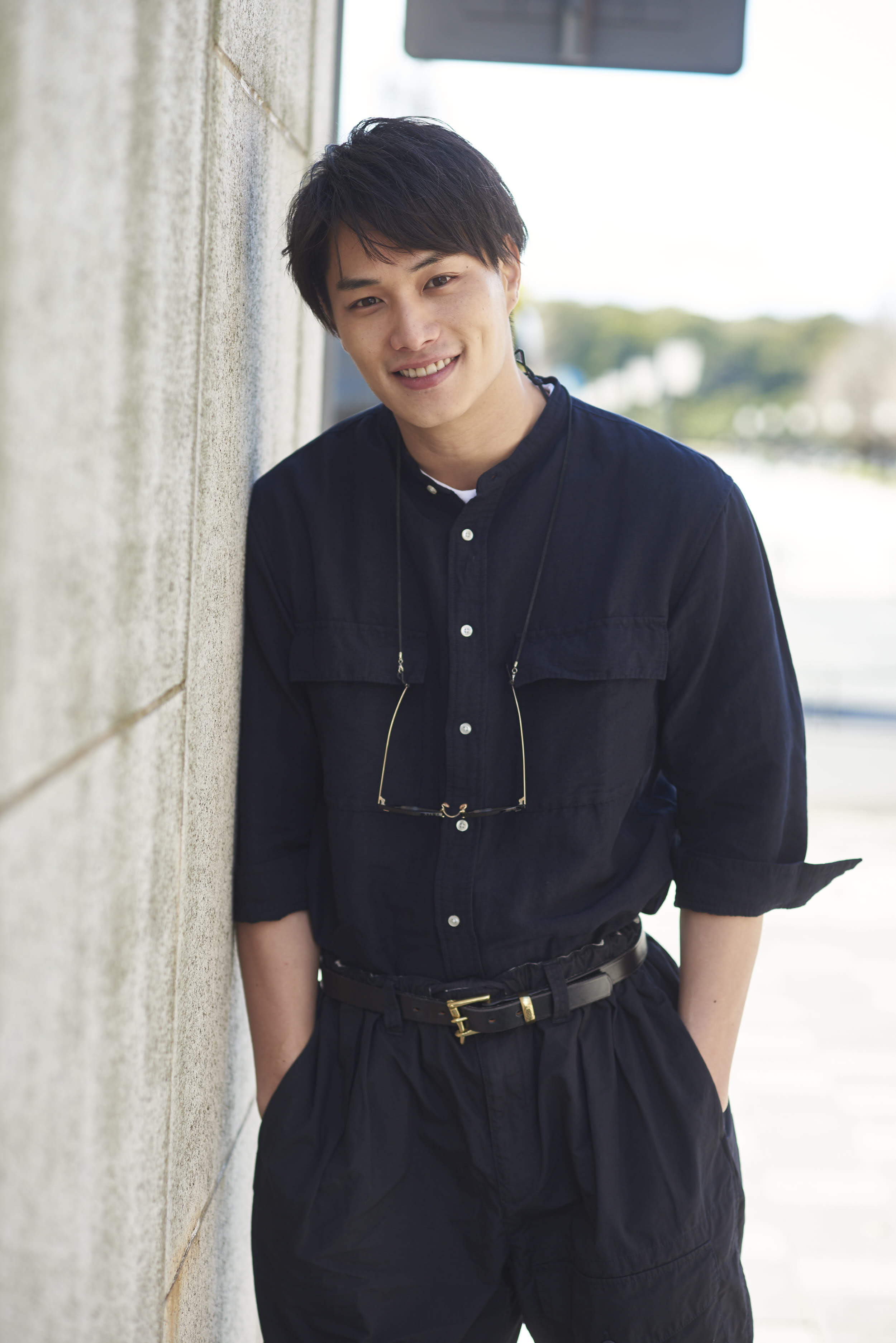 Right On ライトオン 公式 鈴木伸之さん Right On Barfout 創刊28周年を迎えた 音楽 映画と 新しい表現者に迫るマンスリー マガジン バァフアウト で鈴木伸之さんさんが リネンシャツを爽やかに着こなしてくれました コチラ
