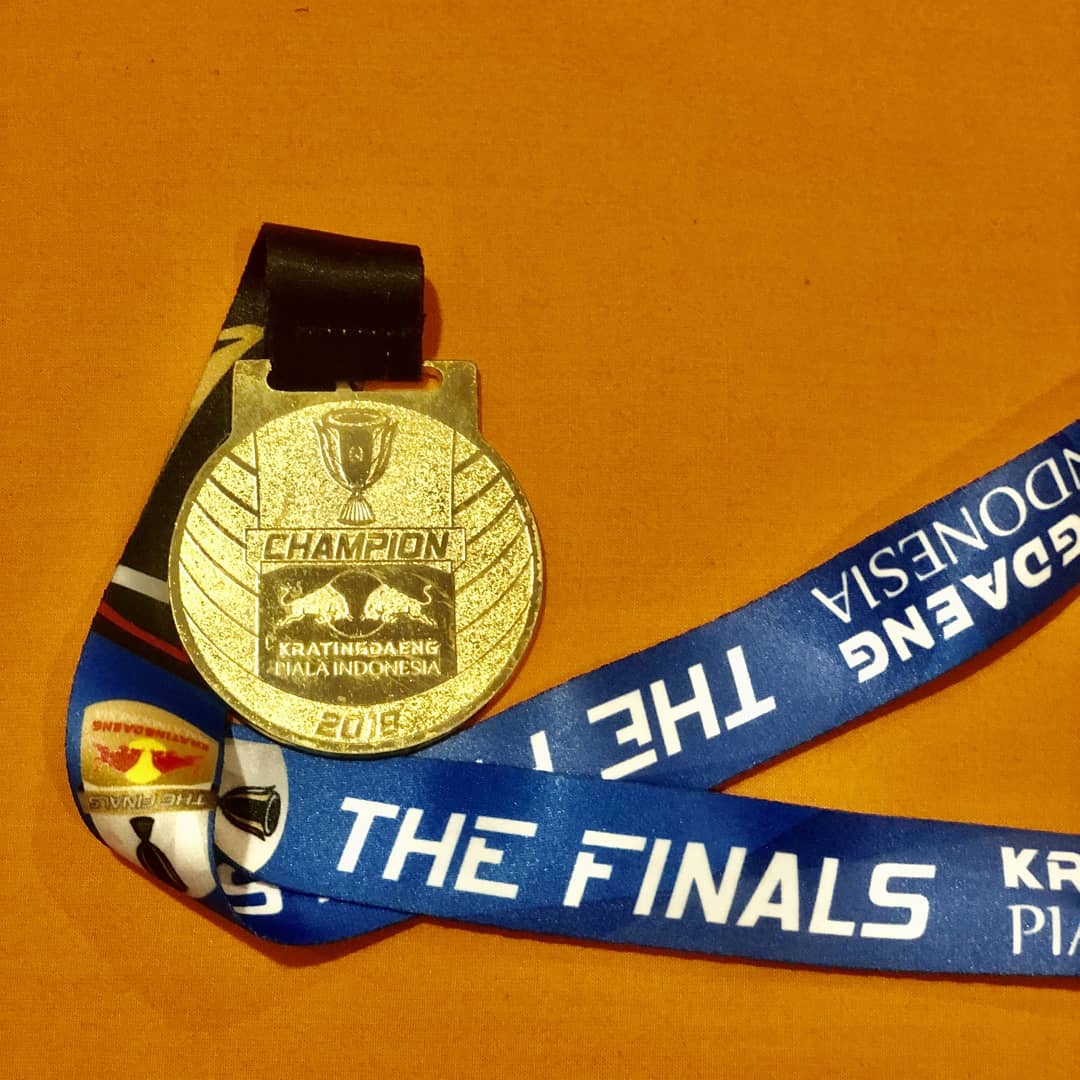pagolonet's tweet photo. Kita lagi adaain lelang medali juara Piala Indonesia neh milik Reva Adi Utama. Hasilnya buat beli paket sembako yang akan dibagikan untuk teman-teman yang terkena dampak wabah Corona ini

Buat yang mau ikut lelang, kunjungi https://t.co/2gy6NgdBiM https://t.co/AdVNOVkuem