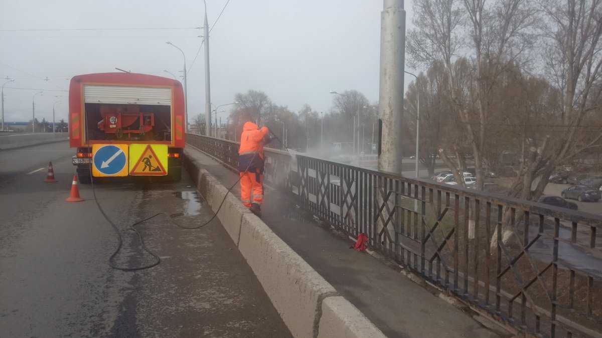 Мойка перильного ограждения на путепроводе «Заводское шоссе»