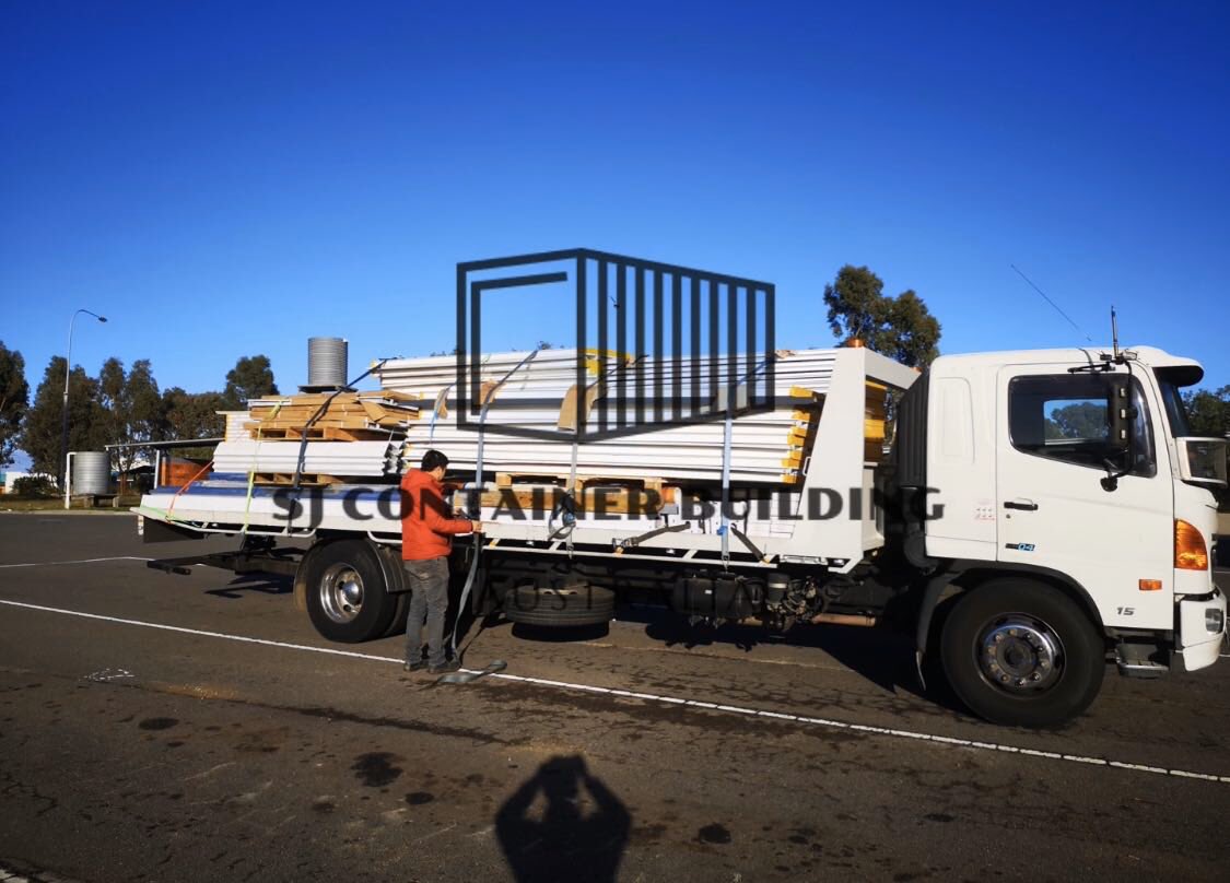 Sjcontainerbui1's tweet photo. Another flatpack pick-up! Looking at our step-by-step installation video, you’ll find it very easy to assemble #flatpack #easyassembly #timesavingproducts #container #easypacking #prefabs #selfbuild #readytoassemble #buildbyself #installation #installationvideo #instructional https://t.co/JNy06pKRXs