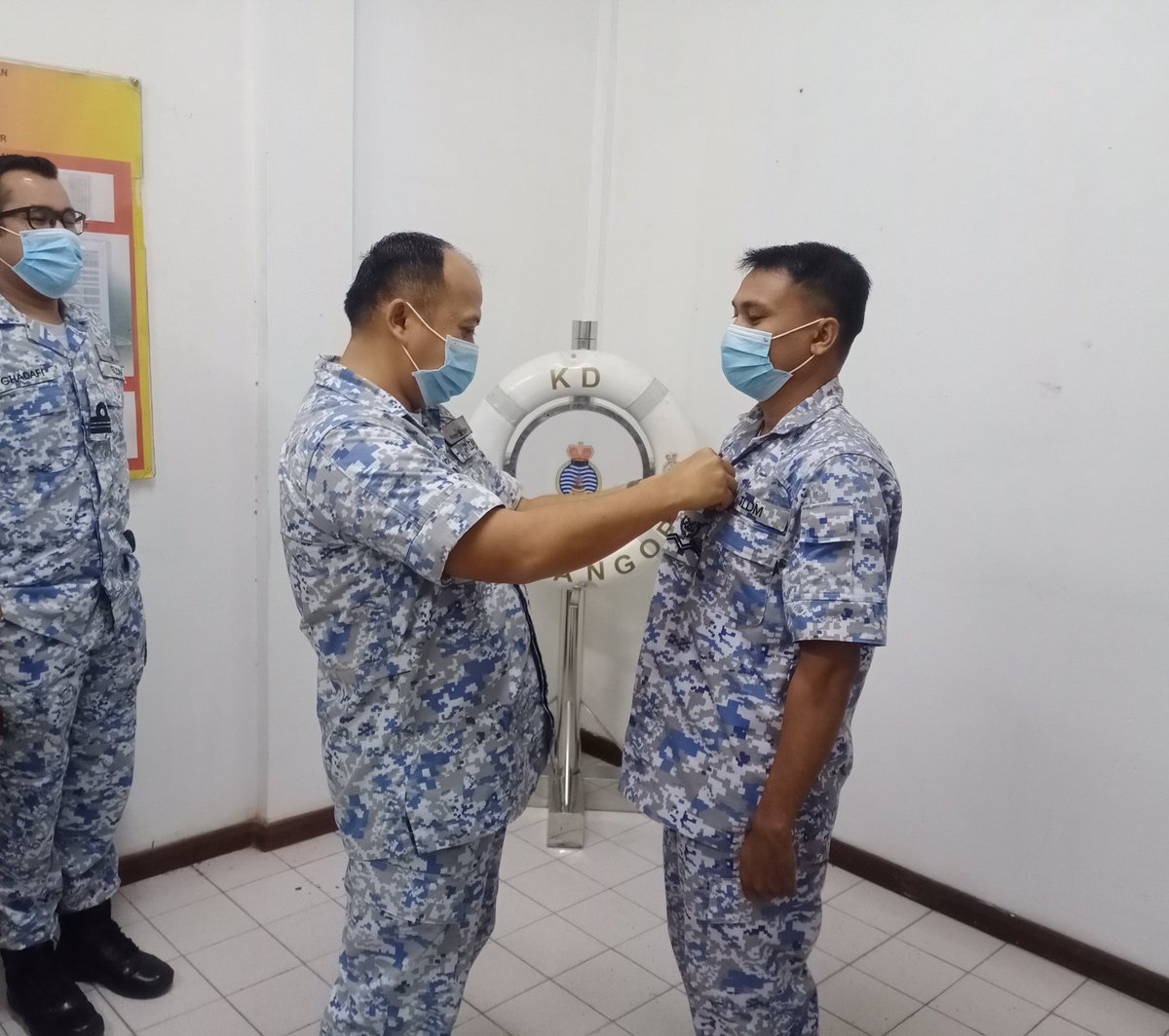 kdselangor's tweet photo. ‘The price of greatness is responsibility’
Majlis Pemakaian Pangkat 5 orang warga @kdselangor yang telah disempurnakan oleh Pegawai Memerintah. Syabas dan tahniah kepada yang dinaikkan pangkat!
#AdvanceWeWill
#BiggerPowerWithHigherResponsibility https://t.co/Les48XaqX9