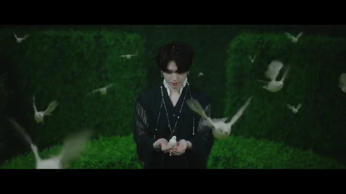 Lightnings on the back of YG, representing his struggles and the decision Romeo made when he replaced the poison (with probably some vials that once taken, it would look like you died for a timebeing)He held on the bird trying to protect it. @GOT7Official  #GOT7  