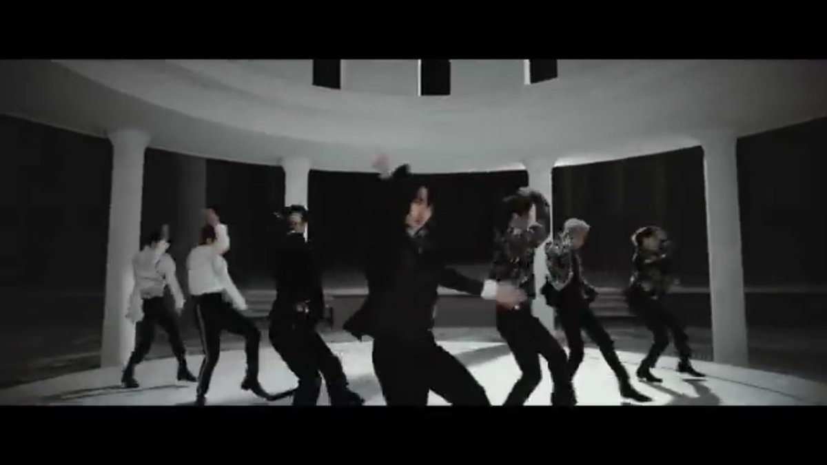 Only after AmeriThaiKong scenes did they danced in their black and white outfit.(sorry for my screenshots, I don't want to press the pause button so the view will count) @GOT7Official  #GOT7  