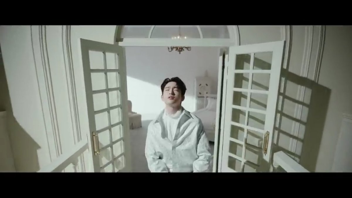 Jinyoung went out on the balconyAnd Jackson completely left the throne roomRomeo decided to go against his family and leave his royal life @GOT7Official  #GOT7  