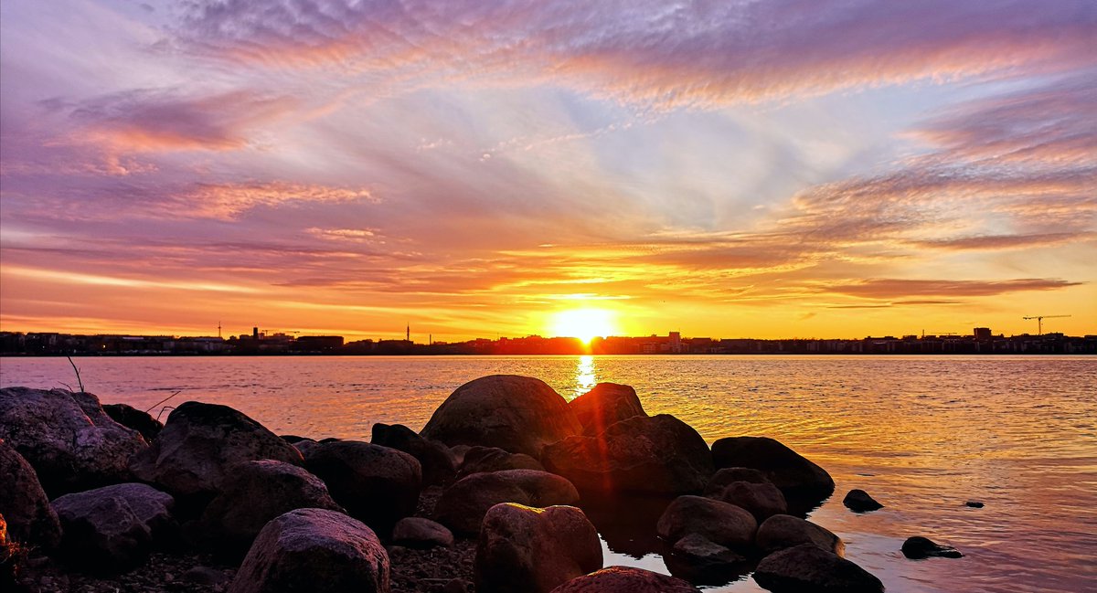 Laku_Lance's tweet photo. Astonishing sky #Helsinki #Finland #photography #StormHour #nature #travel #photo #Sunset #Spring #clouds #landscape #sea #staysafe #ThursdayMotivation #colors #cycling https://t.co/Vl54ULps0B