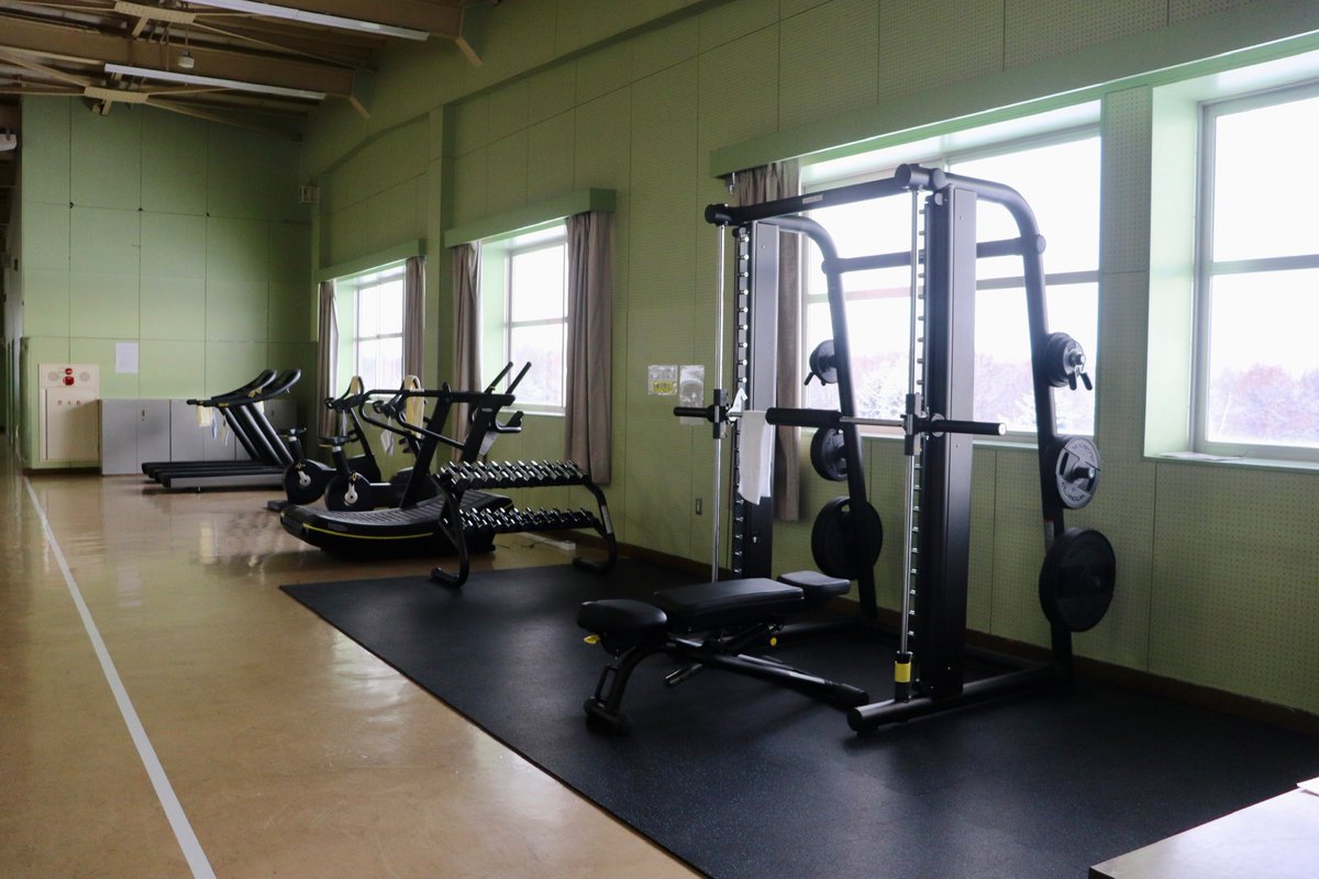 日本航空大学校北海道 新千歳空港キャンパス 校内の施設紹介 ここは体育館に新しく作られたトレーニングスペース 雪が積もる北海道の冬でも運動不足にならないよう 最近のマシーンが設置されています 健康面にも気を付けながらしっとかりと学業