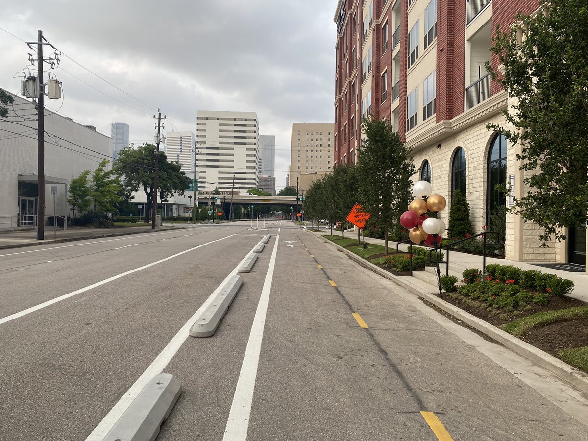 amarpmohite's tweet photo. Change is slow, but sometime it’s worth the wait! Thanks you @tooledesign @TEI_PlanDesign for designing the beautiful #AustinStBikeway and @JonesCarter and #HCED helping implement it. Soon people on bikes (or joggers) would be able to get from #BraysBayou to #BuffaloBayou https://t.co/BWJ5dbTQtc