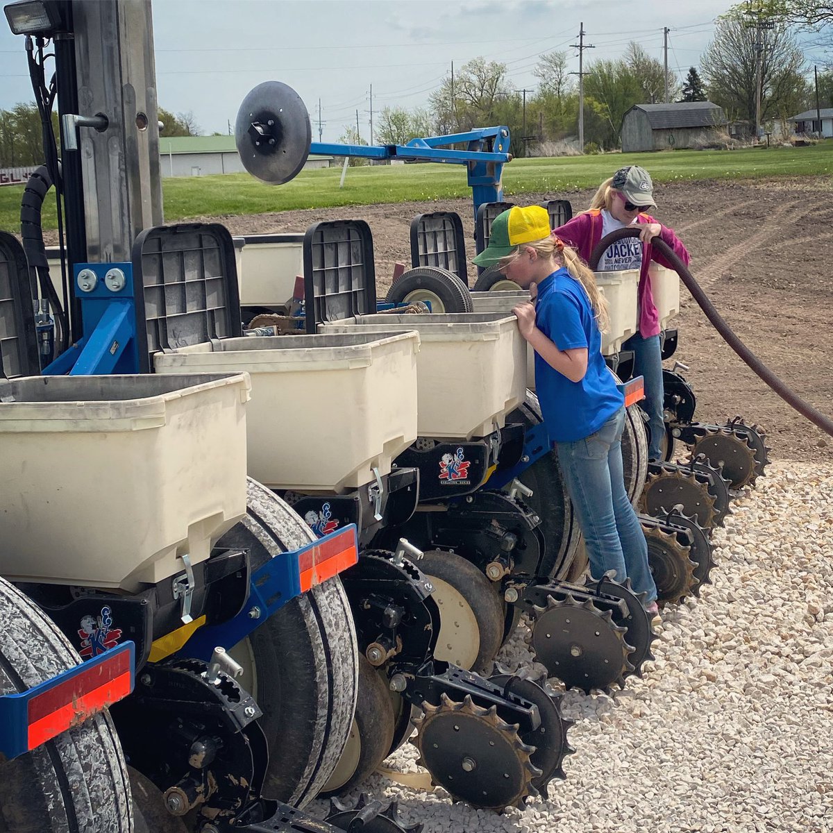 PrairieViewSeed's tweet photo. 1st official Show Plot 🌽 went in the ground today at the new warehouse. Grateful for all the helping hands! @PioneerSeeds 
#plant2020
@travis_huls 
@redraiderks https://t.co/Cvs0lw3ZDk